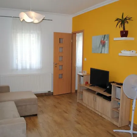 公寓 Pedetti Apartman *