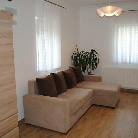 Pedetti Apartman * 巴拉顿菲赖德