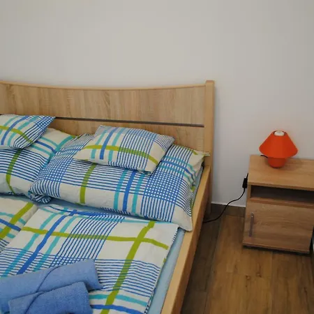 公寓 Pedetti Apartman *